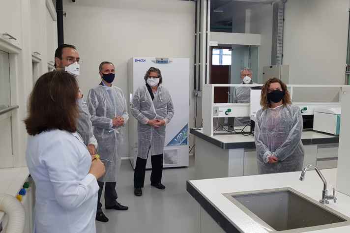 Acompanhados de representantes da Administração Central e do Departamento de Química, Sandra Goulart (à direita) e o juiz Elton Pupo Nogueira (o mais alto) visitaram o laboratório