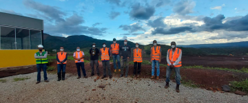 Equipe de pesquisadores posa para foto